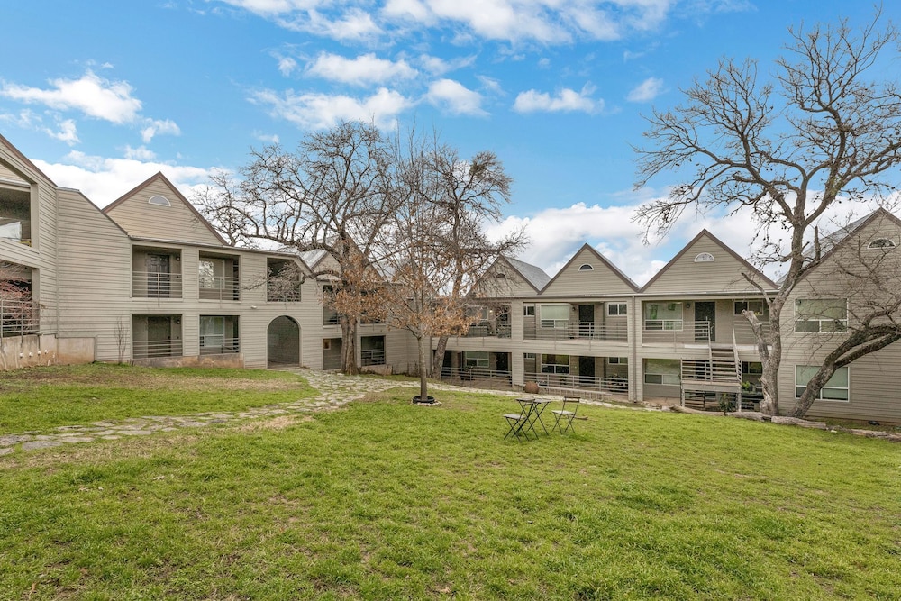 Cozy Retreat in Central East Austin - Image 1