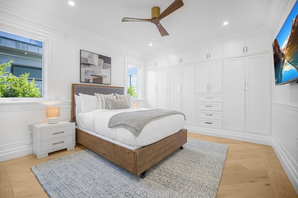 Spaulding Ave Farmhouse - Bespoke LA Home w/ Pool & Home Theater