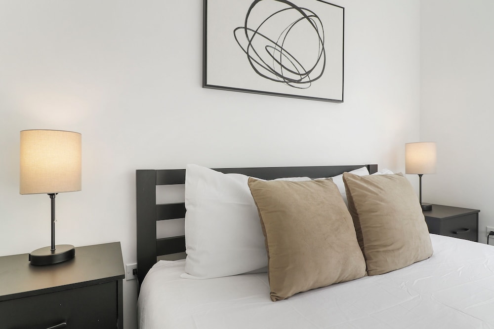 Stylish 4BR Stay - State rep