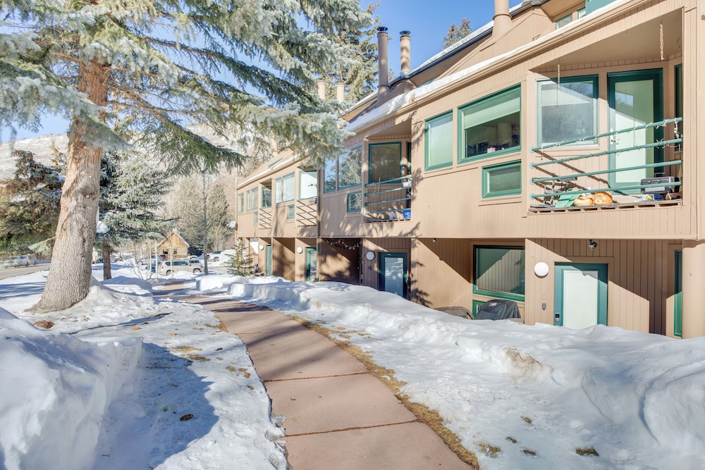 4 Mi to Vail Ski Resort: Cozy Getaway w/ Deck!