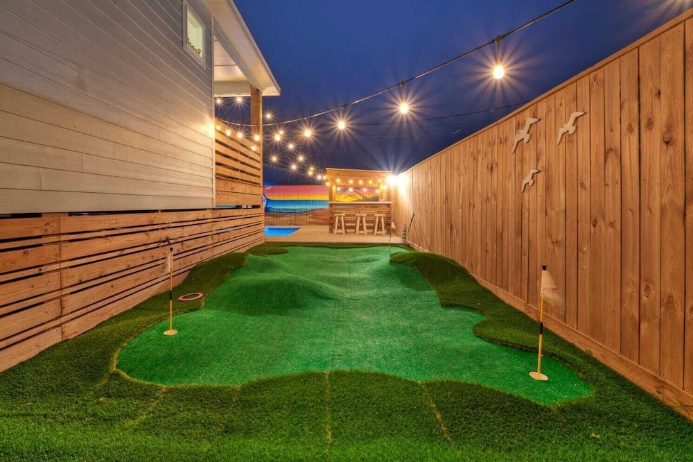 Sleeps 22! 2 Homes Priv Pool, Putting Green, Bar, Deck, Prime Port A Location