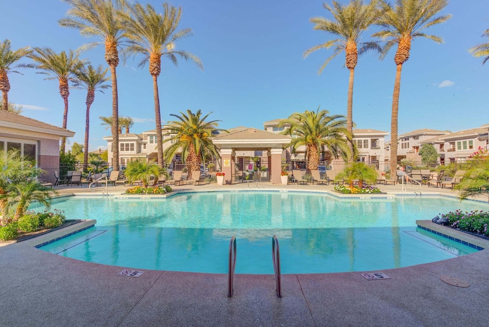 Lux Scottsdale Condo Overlooks 9th Hole Near Golf