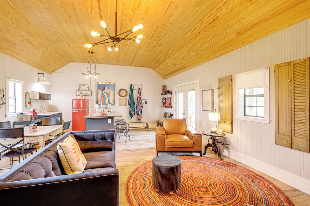 Large Yard + Pond: Fayetteville Rural Retreat