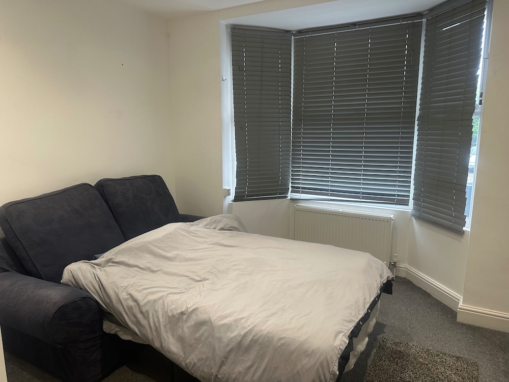 Southgate Home - Sleeps 12 - Parking - Central