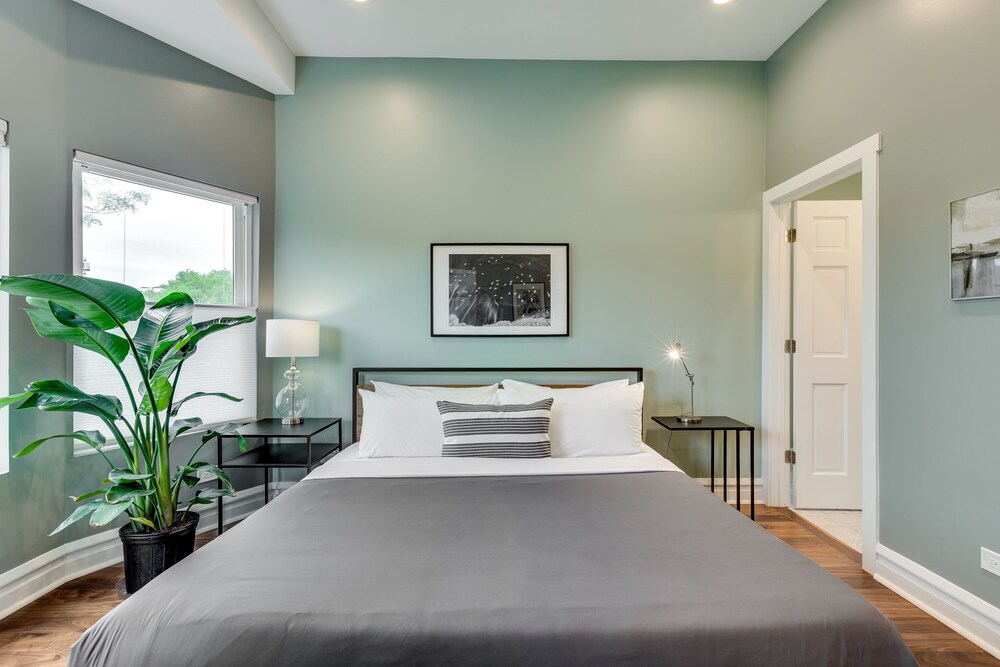 Chicago Vacations - Expansive 5 Bed Home near Chicago's HOT West Loop by AllSet Turnover - Property Image 2