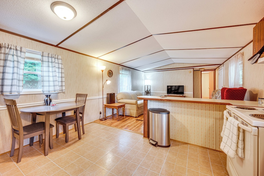 3 Mi to Badin Lake: Quiet New London Retreat