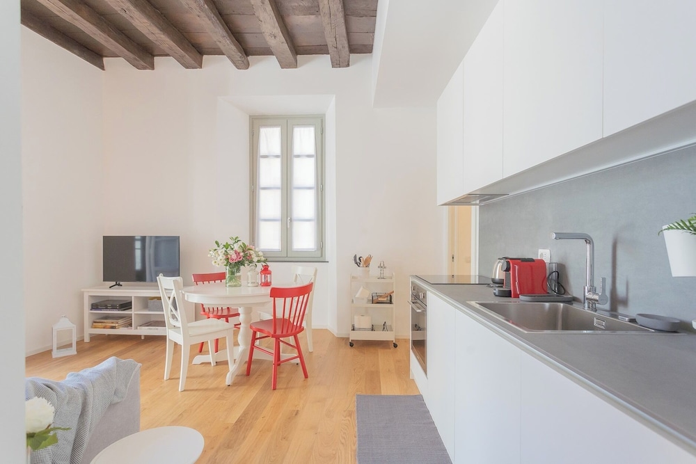 Independence Apartment With Balcony by Rent all Como