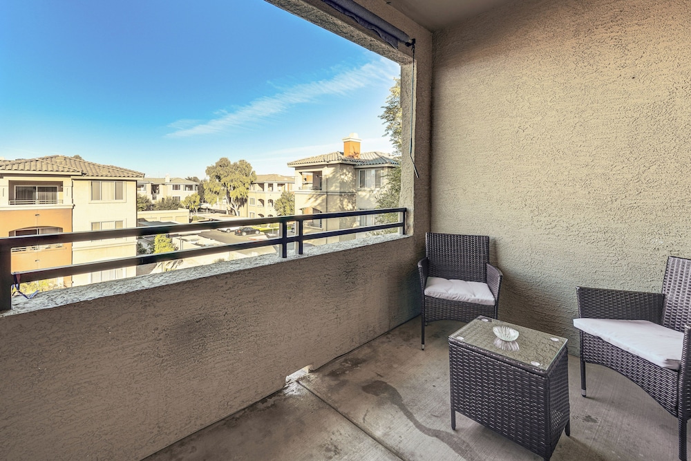 Walk to Papago Park: Condo in Phoenix