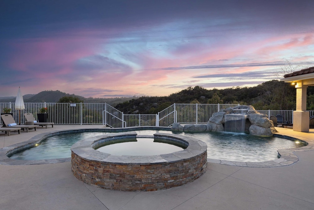 Pool, Views, Hot Tub, Fire Pit & Arcade Vista Clara by Avantstay