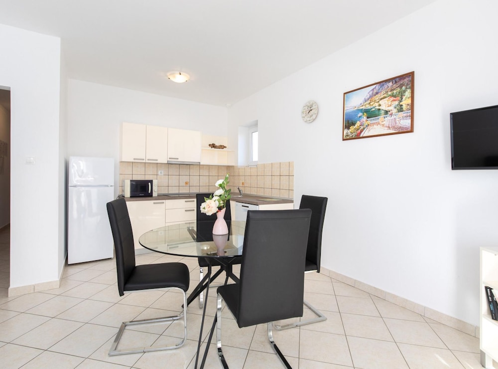 Scenic Elegant Apartments Krk With Balcony and Pool