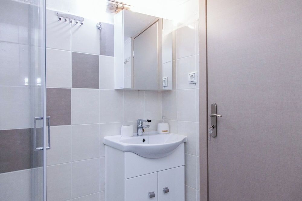 Cozy apt near Stavros Niarchos Park