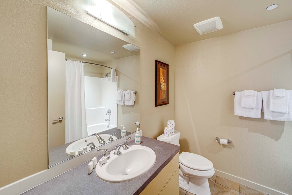 Steps to Lake Chelan: Condo w/ Resort Amenities!