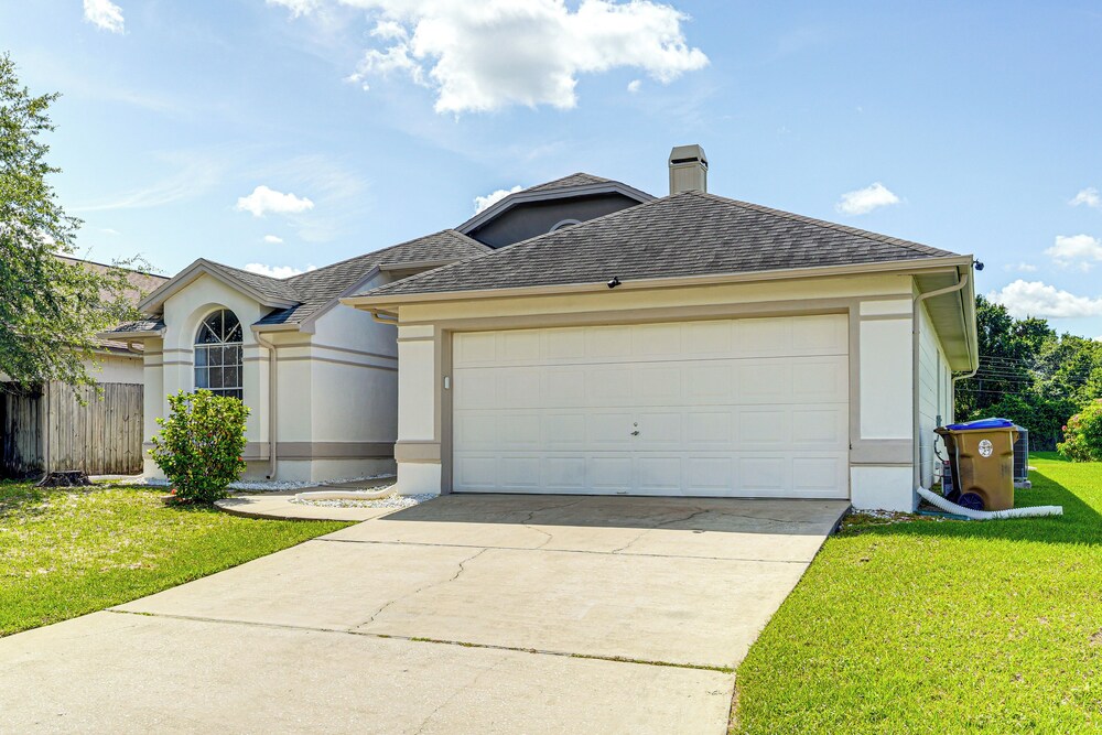 6 Mi to Disney World: Lake-view Retreat w/ Pool!