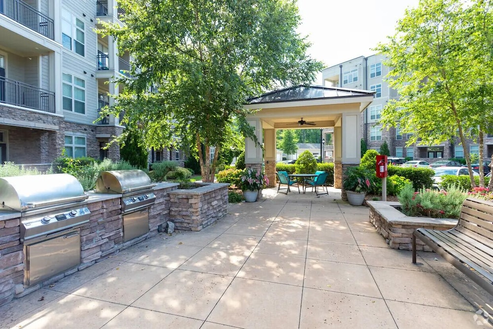 Landing Weston Lakeside Apartments
