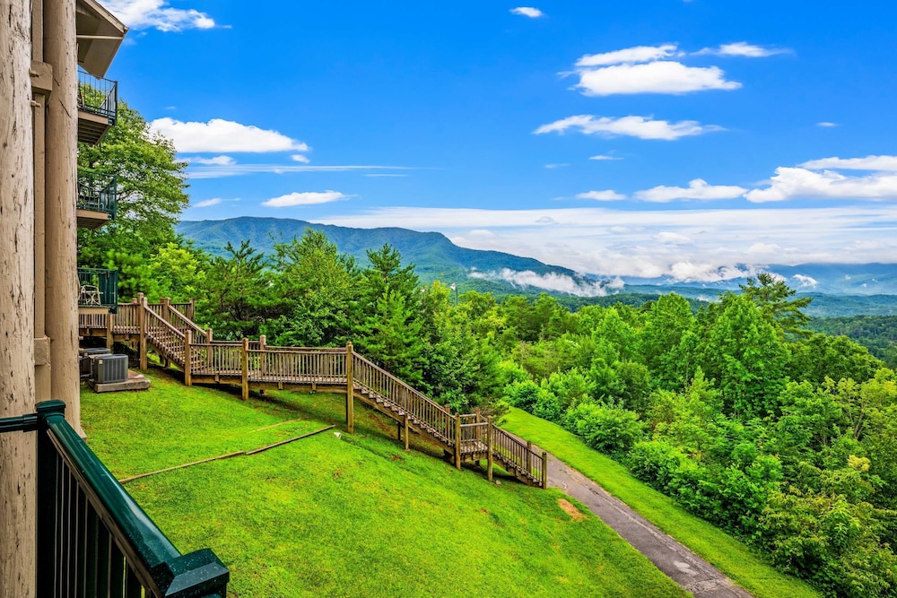 Gatlinburg Condo King Bed Pool Mountain Views