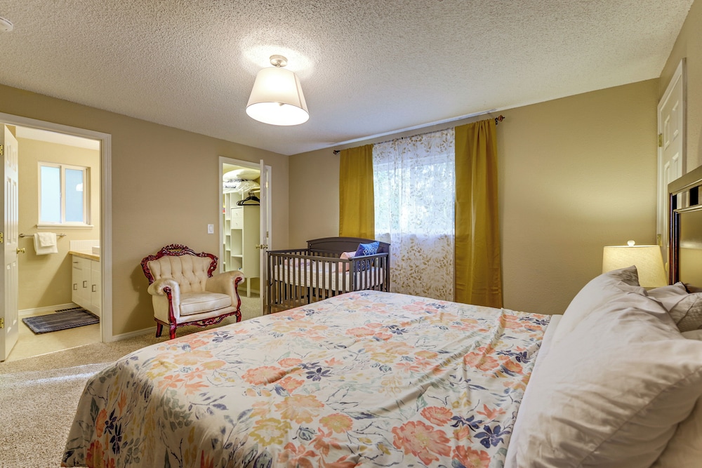 Family Retreat w/ Hot Tub & Game Room in Everett!