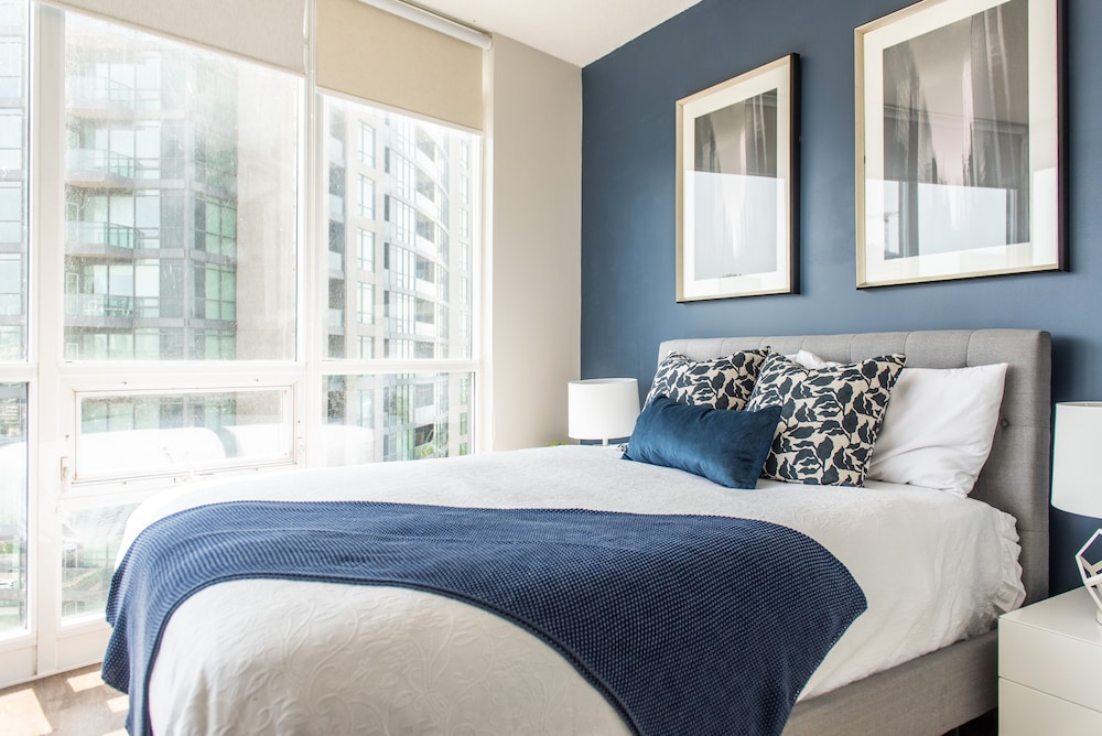 QuickStay CN Tower View Condo in Fort York - Image 2