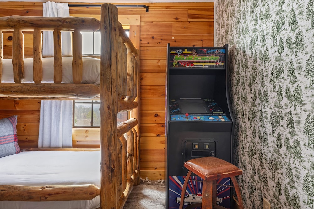 Bears Den Way Resort Cabin w Games Hot Tub View Mins From Dollywood