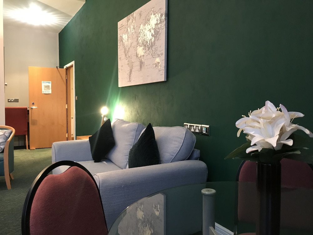 Historic Building Large Central 2 Bedroom Apartment Sleeps 6 view 3