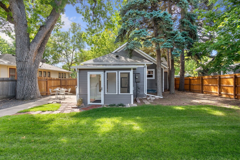 Shade Tree Bungalow Old Town, Yard & Garage
