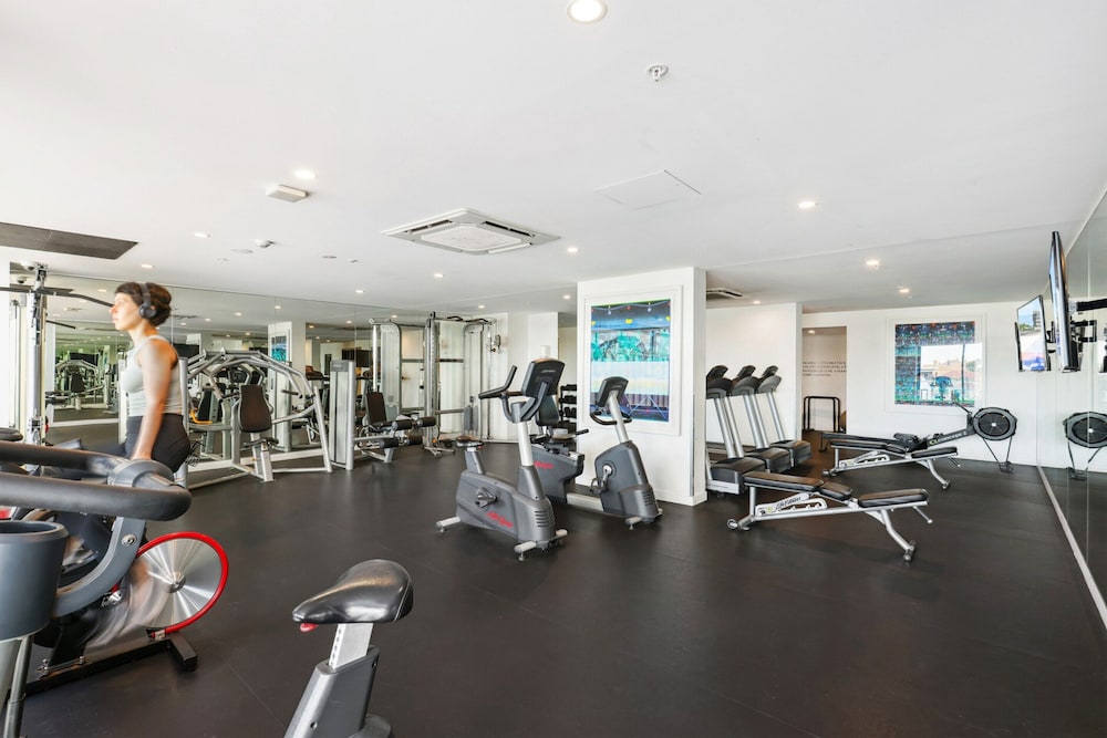 Stunning 1-bed by Victoria Park With Pool & Gym