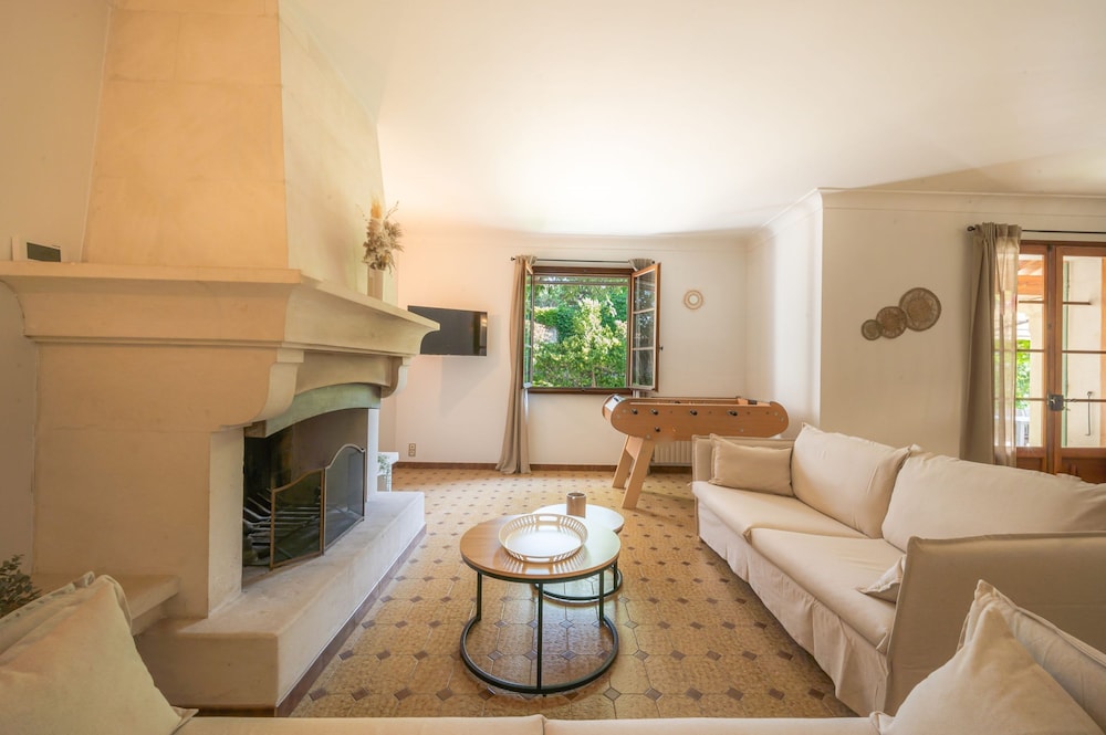 Mas Lou Pitchoun Exceptional Villa Between the Alpilles and Avignon