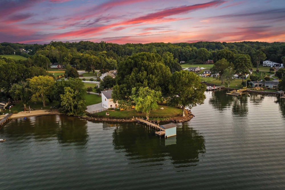 Lakefront Home w/ Dock, Game Room & Hot Tub Ponderosa Peninsula by Avantstay