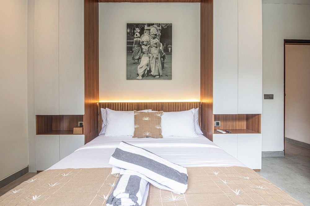 Enchanting 5BR Canggu Villa Moments to Sea