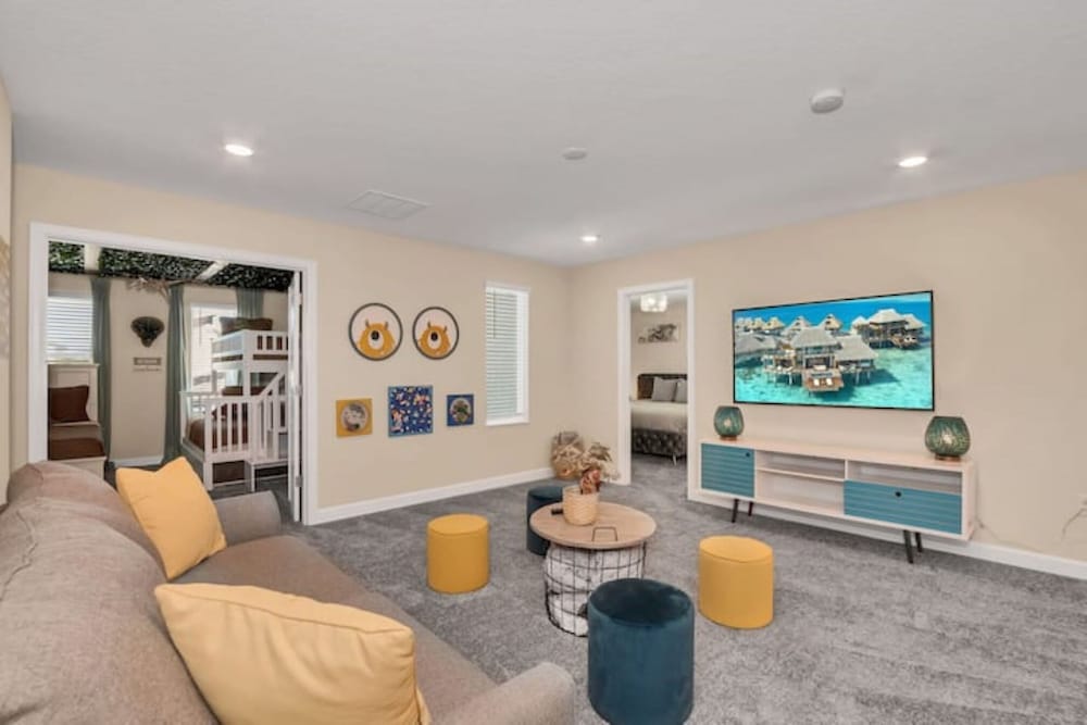 Spacious 8BR Villa Poolside Luxury Fun for 20