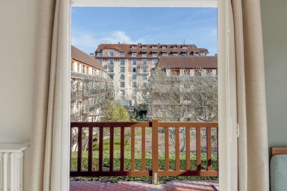 Luxury sea View 3br-2ba With Services in Deauville