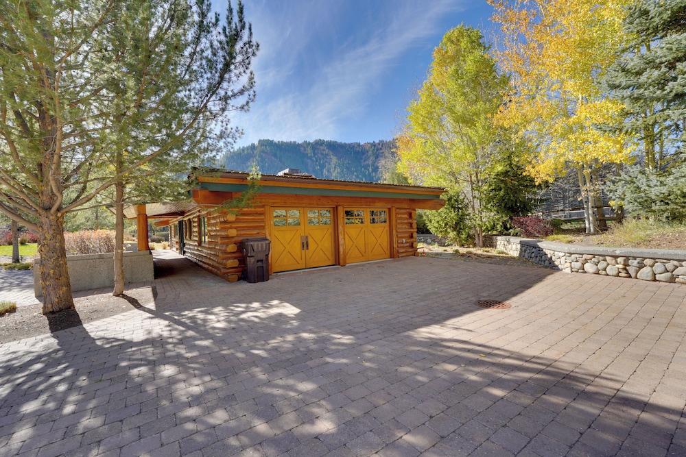 Sun Valley Log Home w/ Hot Tub & Mtn Views!