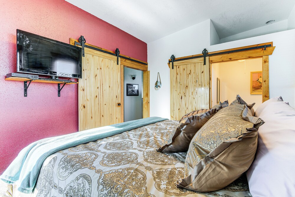 5 Mi to Lake: Secluded Pinedale Retreat w/ Sauna!