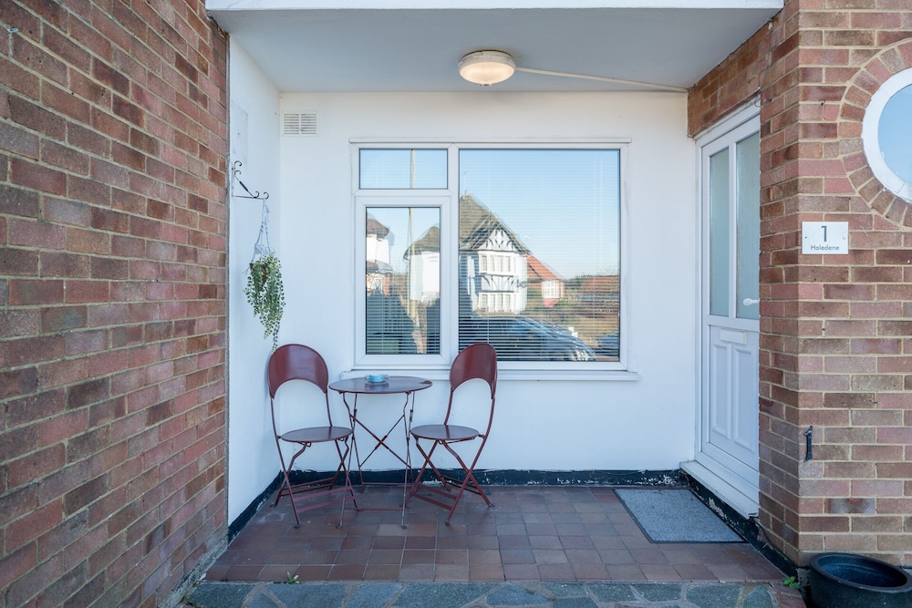 Madika Homes Stunning 2-bed Apartment in Edgware