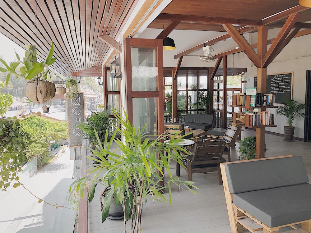 The Reef Hotel & Studios