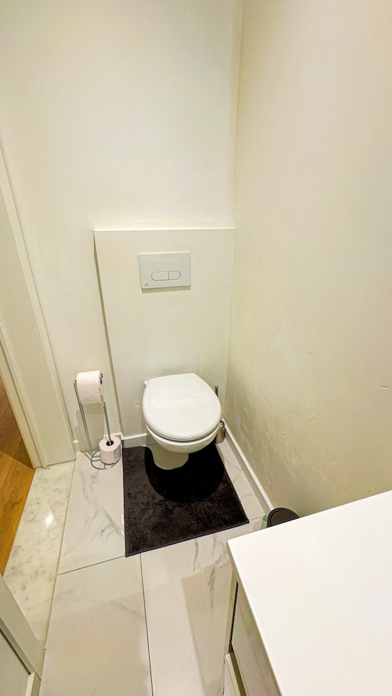 1BR Apt With Living Room Near CityArea