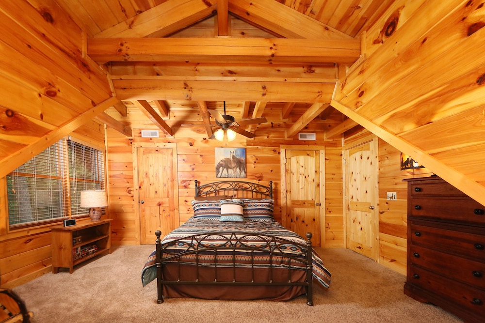 Black Bear Hideaway - Five Bedroom Cabin view 3