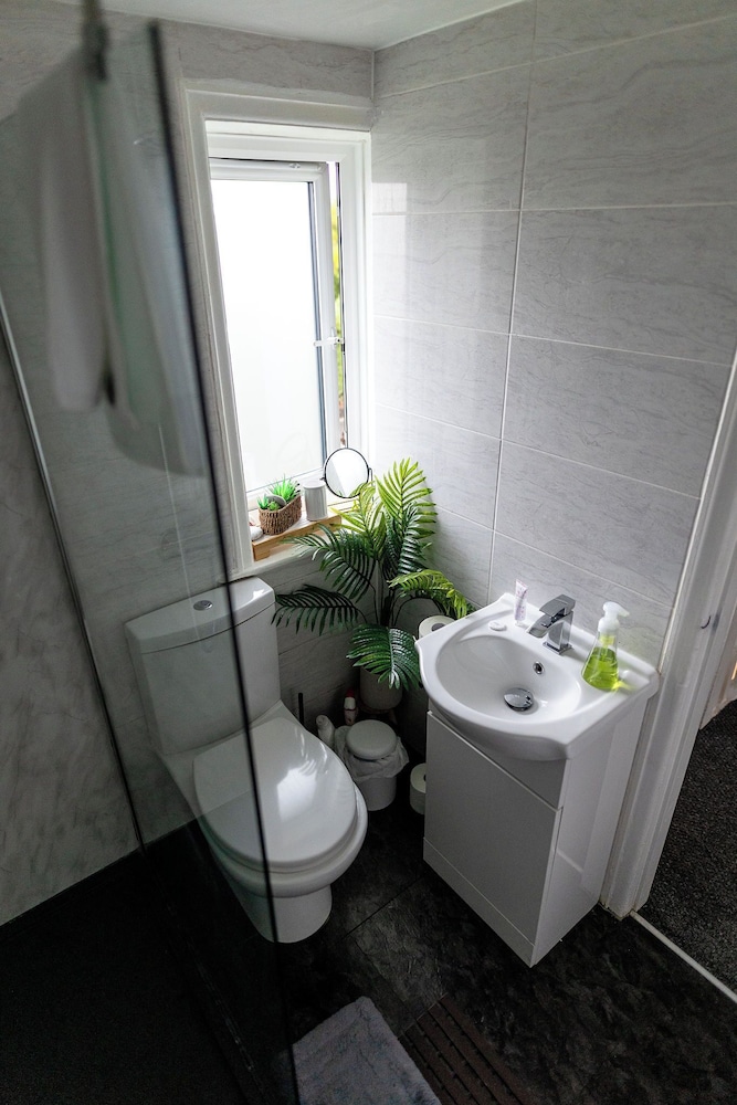Beautiful Wythenshawe Home Near Airport With Garden & Parking Sleeps 5
