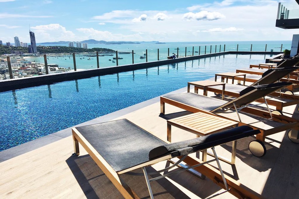 The Base Central Pattaya by Favstay