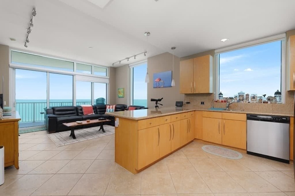 Stunning 17th Floor Spacex Direct Views Luxe 3 Bedroom Apts