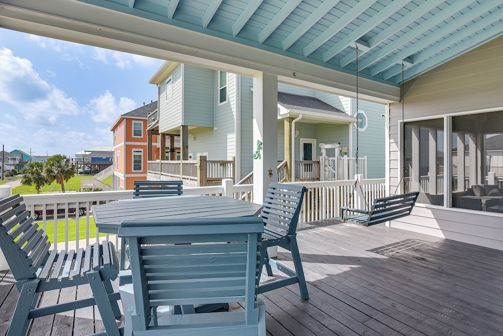 2 Blocks to Shore: Crystal Beach House w/ Yard!