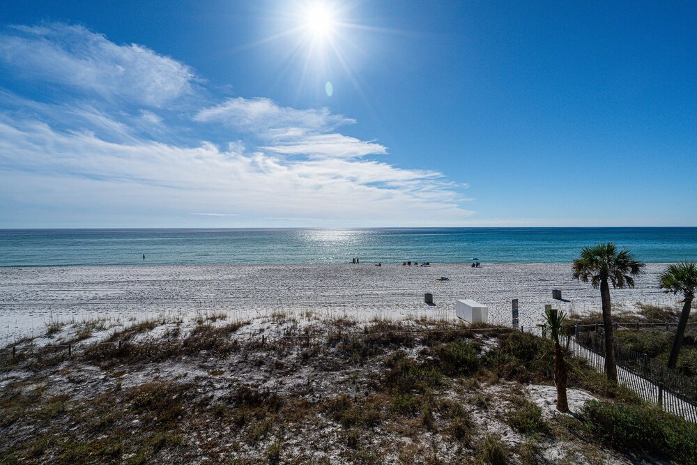 Edgewater Oasis Gorgeous Resort Condo on Beach! view 5