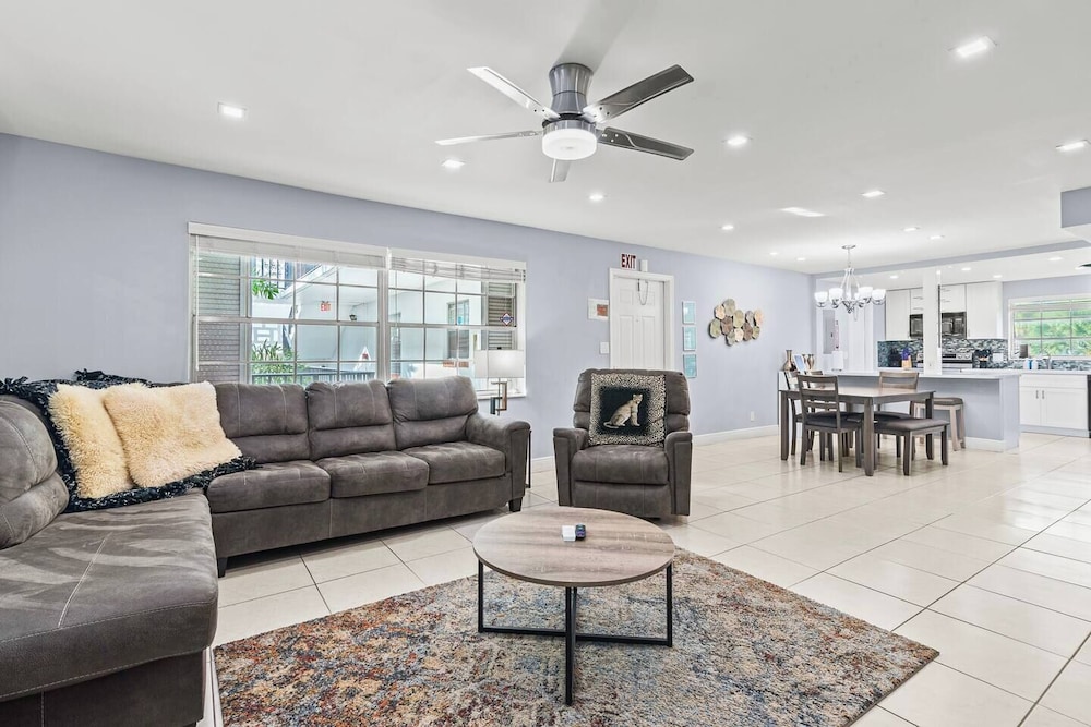 Beach, Pool; Las Olas Getaway