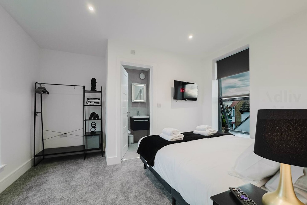 Luxury Seaside Home Parking Sleeps 8 by Adliv