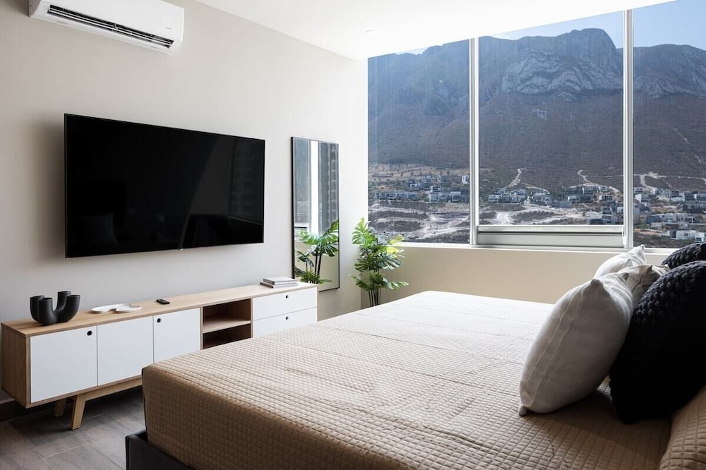 Modern Apts w Pool & Mountain View