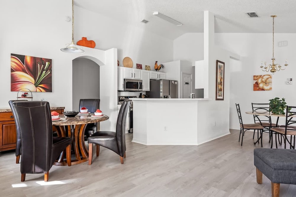 Stair-free 4BR Home for 8 - Tv210