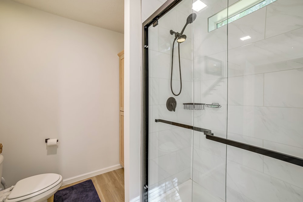 Lake Access, Pools & More: Family Home in Stanwood