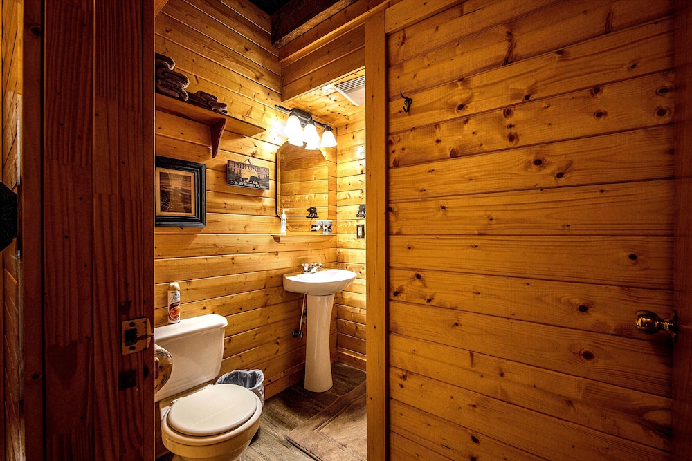 Bear Creek Lodge and Cabins in Helen Ga - Pet Friendly, River on Property, Walking Distance to downtown Helen