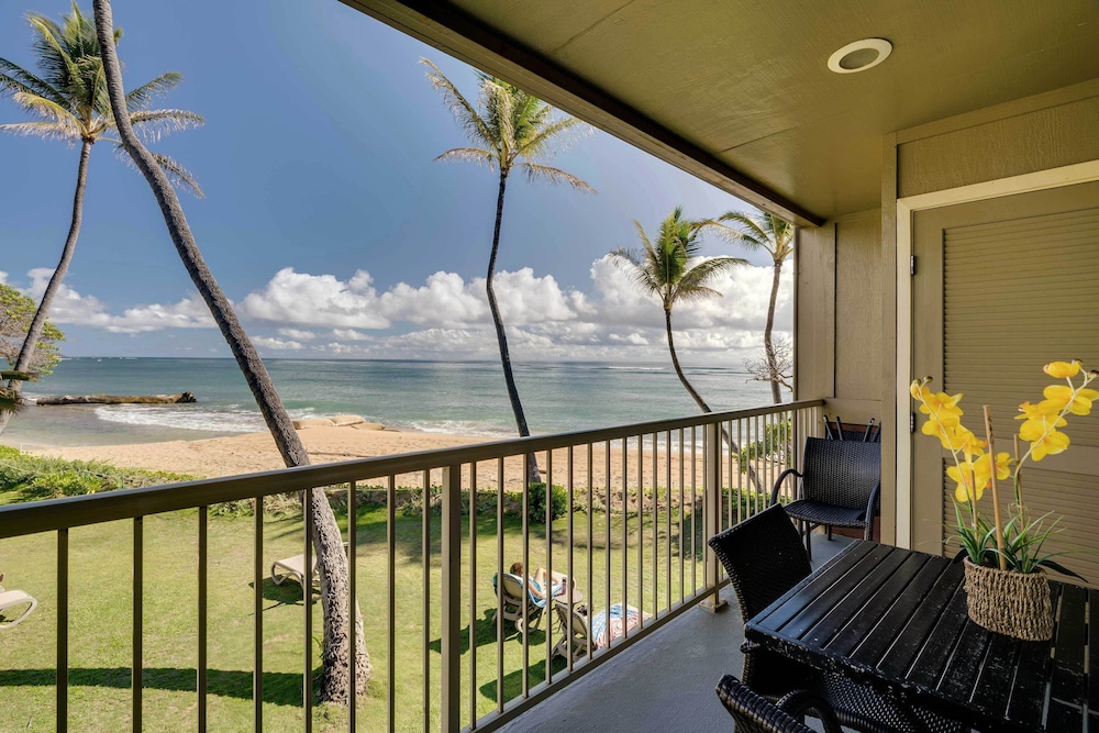 Waipouli Beachfront Condo w/ Balcony + Ocean Views view 3