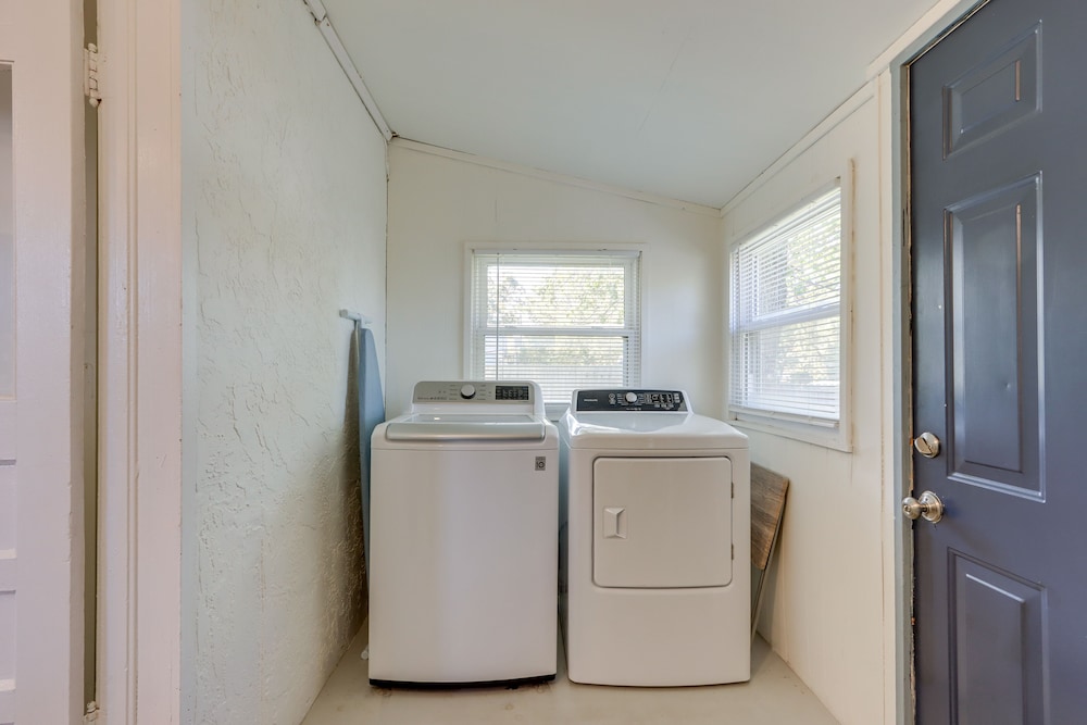 Chic Joplin Cottage w/ Patio < 3 Mi to Town!
