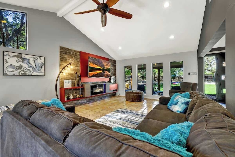 Terracotta Retreat/ Sleeps 30!